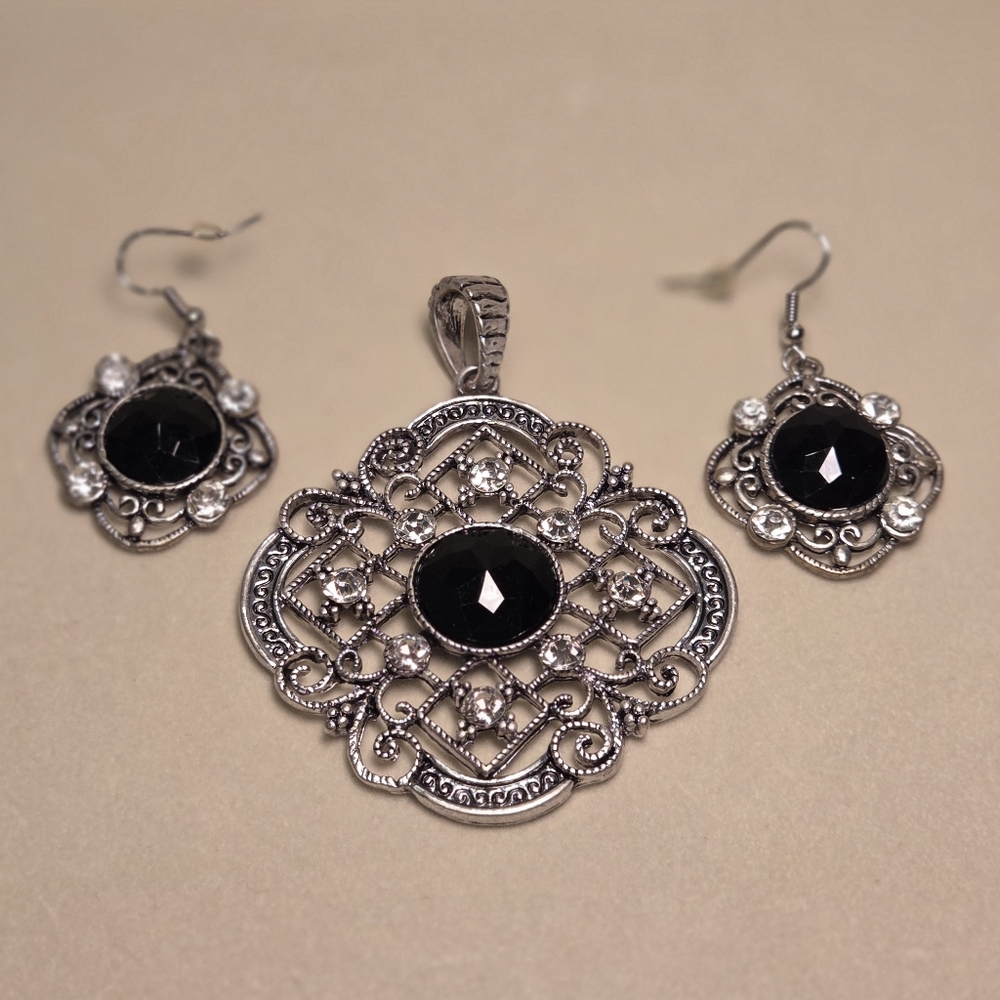Silver & Black Vintage Look Pendant & Earrings Set